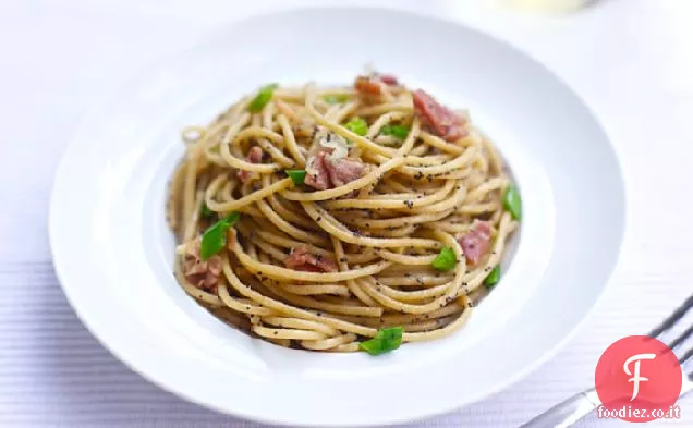 Spaghetti Integrali con Prosciutto, Semi di Papavero e Cipolle verdi