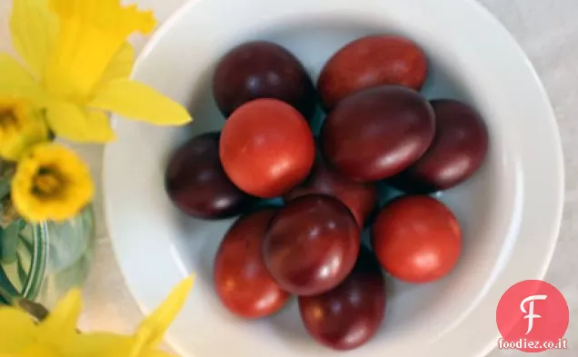 Come fare le uova di Pasqua con la buccia di cipolla
