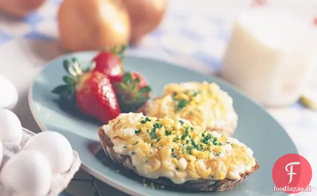 Cipolle dorate e uova su pane tostato