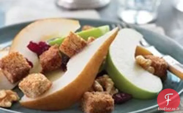 Insalata di frutta del raccolto autunnale con crostini di cereali integrali