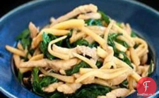 Erba cipollina cinese e maiale saltati in padella