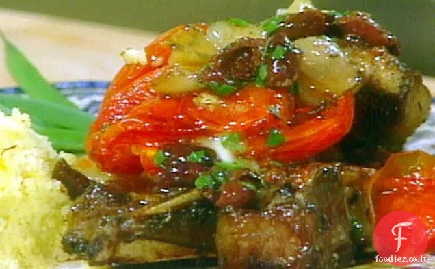 Costolette di agnello arrosto con scalogno, pomodori e succo di olive