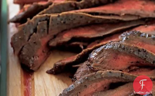 Bistecca di fianco con cipolle, peperoni e fagioli