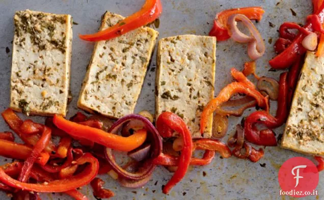 Tofu marinato agli agrumi con cipolle e peperoni