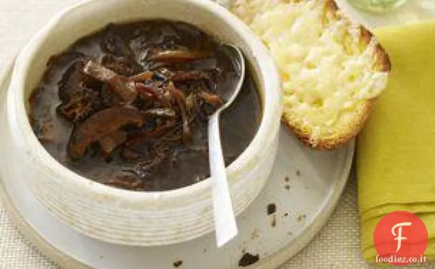 Cipolla francese e zuppa di funghi selvatici