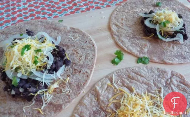 Burritos di fagioli con cipolle sottaceto