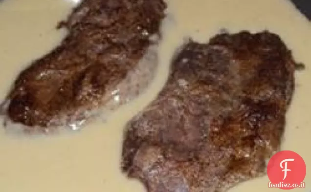 Bistecca di ferro piatto fritta in padella creola