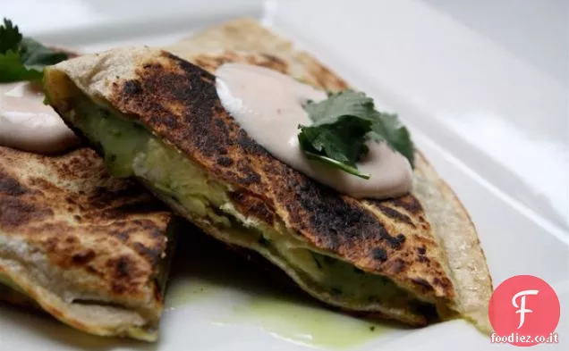 Quesadillas di uova strapazzate con cipolla caramellata e funghi