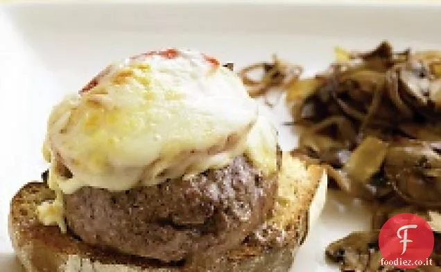 Cheeseburger a faccia aperta con funghi e cipolle