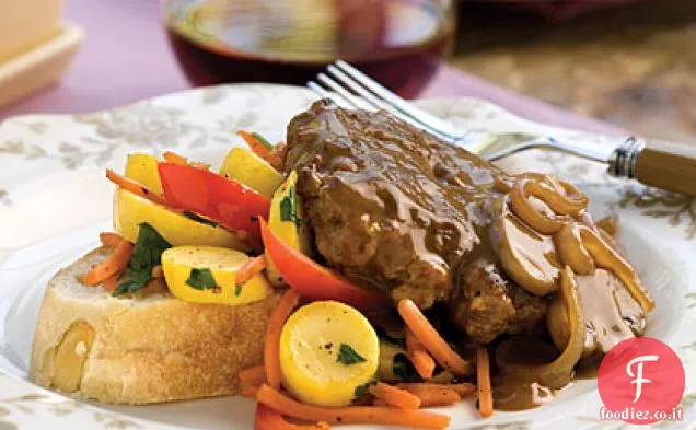 Bistecca di hamburger con sugo dolce di cipolla e funghi