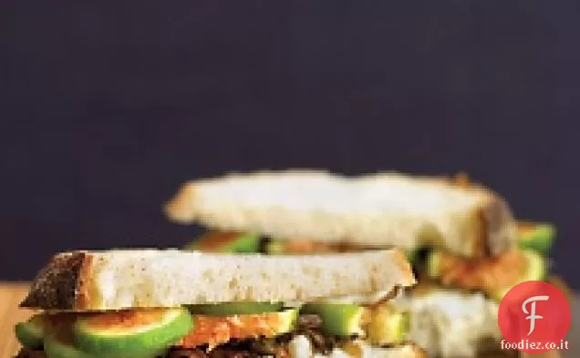 Fichi, formaggio di capra e panini con cipolle caramellate