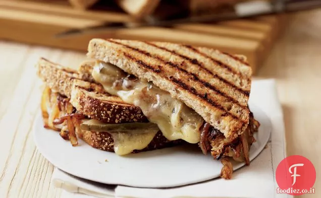 Gruyère alla griglia e panini dolci alla cipolla