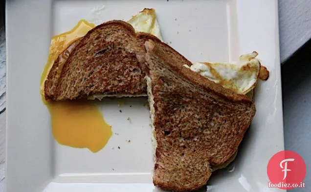 Panino all'uovo fritto con marmellata di cipolle rosse