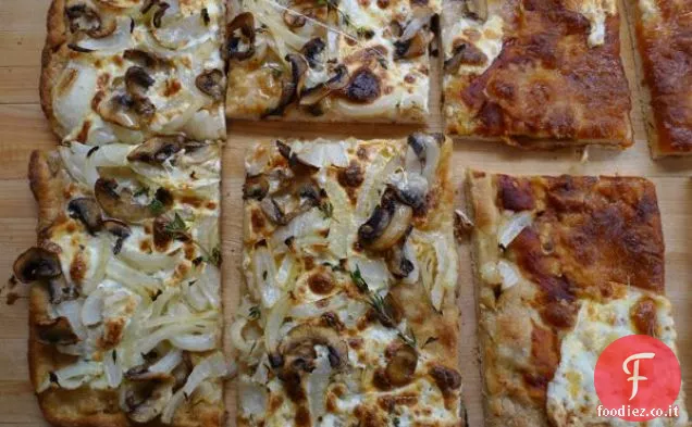 Pizza di funghi e cipolle su crosta integrale (parzialmente) 