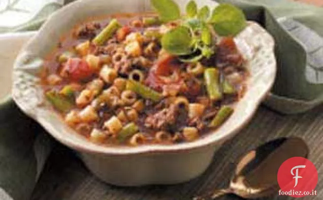 Zuppa di verdure abbondante con hamburger