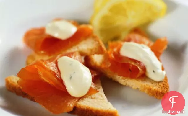 Salmone affumicato con salsa di Crème Fraîche su toast di scalogno