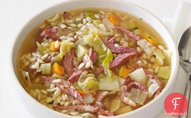 Zuppa di carne in scatola e cavolo cappuccio