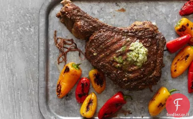 Costata di manzo con burro alle erbe e peperoni carbonizzati