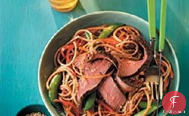 Bistecca alla griglia e insalata di noodle asiatici