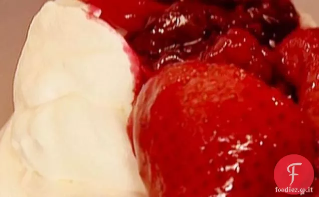 Meringhe Chantilly con frutti di bosco arrostiti