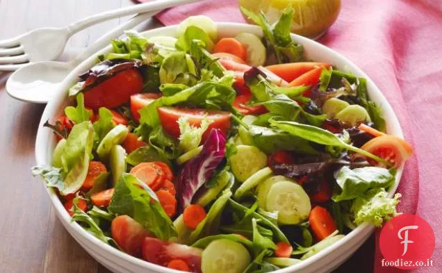 Insalata condita in ottone con condimento italiano