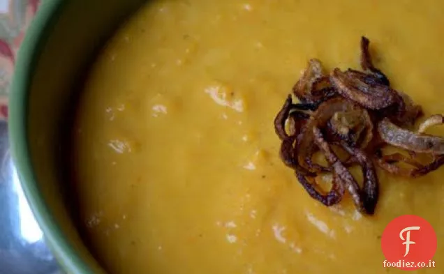 Zuppa di carote e mele al curry con scalogni fritti