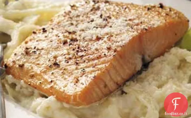 Salmone con Fettuccine Alfredo