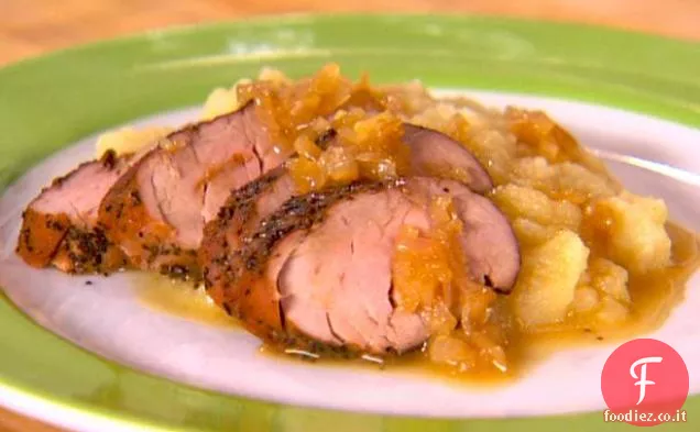 Filetto di maiale speziato con purea di sedano e mela e salsa di sidro