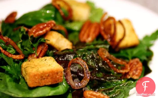 Insalata di mercato degli agricoltori con scalogno fritto