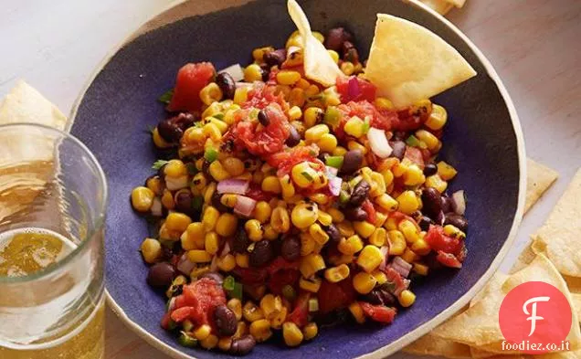 Salsa di mais e fagioli grigliati con chips di mais al forno