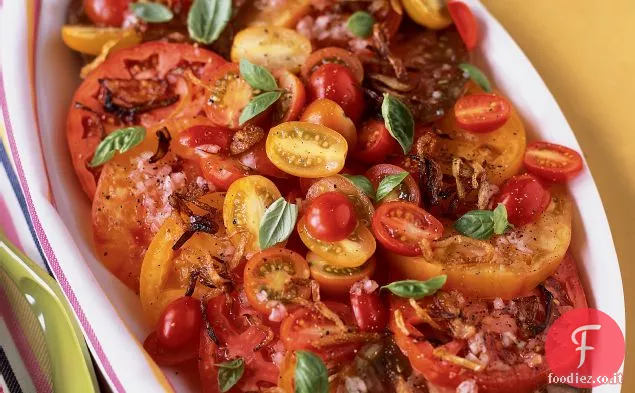 Insalata di pomodori con scalogni croccanti