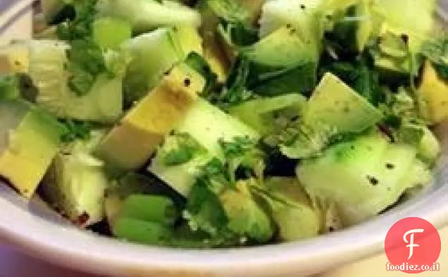 Insalata piccante di cetrioli e avocado