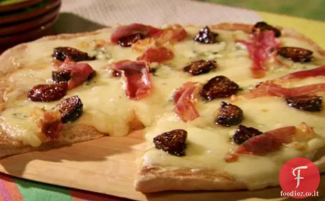 Pizza ai quattro formaggi con fichi e prosciutto