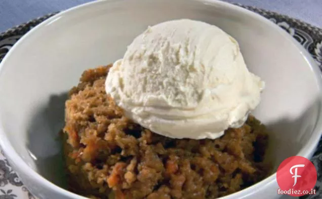 Torta di carote e cucchiaio di famiglia
