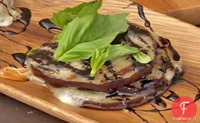 Insalata di melanzane grigliate e formaggio manchego con basilico fresco e glassa al pepe nero e aceto balsamico
