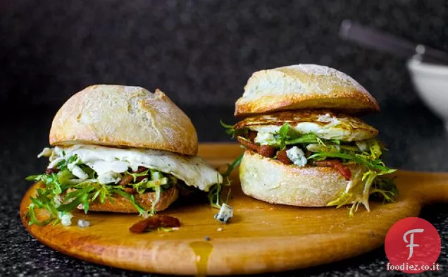 Panino all'uovo fritto con pancetta e formaggio blu