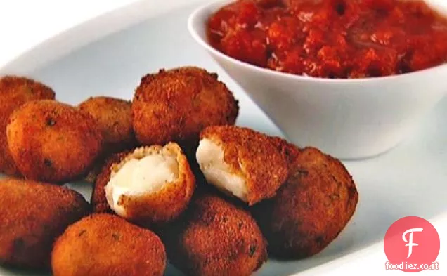 Bocconcini fritti con chutney piccante di pomodoro e aglio