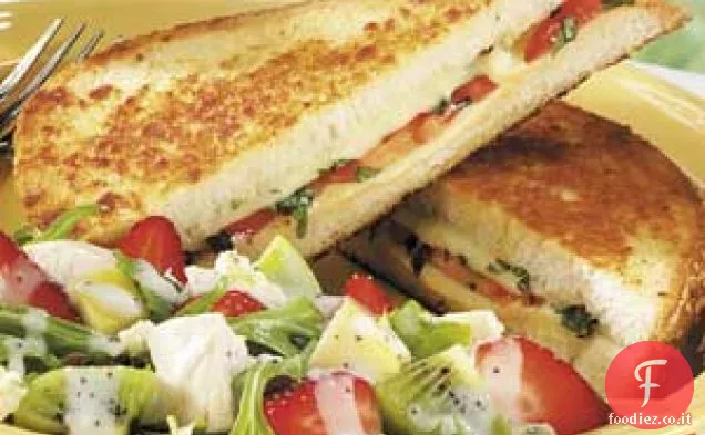 Panino al formaggio grigliato con basilico e pomodoro