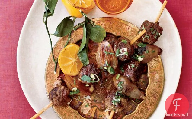 Spiedini di agnello e scalogno macinati con melassa di melograno