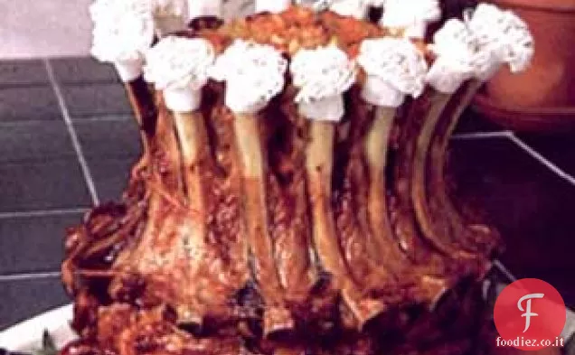 Arrosto di corona di maiale con ripieno di albicocche e mele