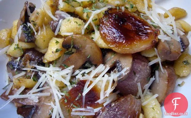 Spaetzle croccante rosolato con scalogni e funghi caramellati