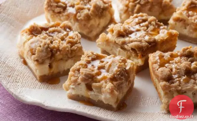 Barrette di cheesecake alle mele caramellate con guarnizione di streusel