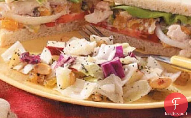 Insalata di cavolo cappuccio con semi di papavero e frutta