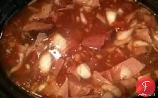 Zuppa di fagioli bianchi in pentola a cottura lenta