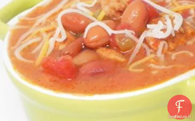 Zuppa cremosa di pollo al peperoncino verde in pentola a cottura lenta