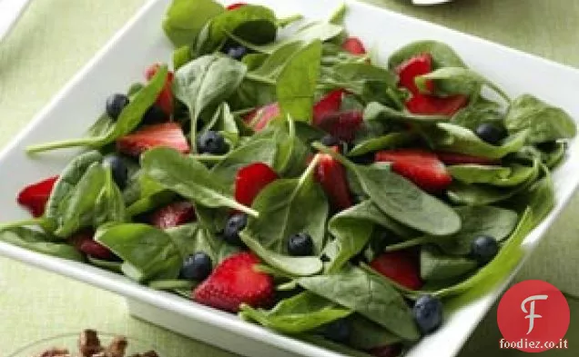 Insalata di spinaci deliziosa con bacche