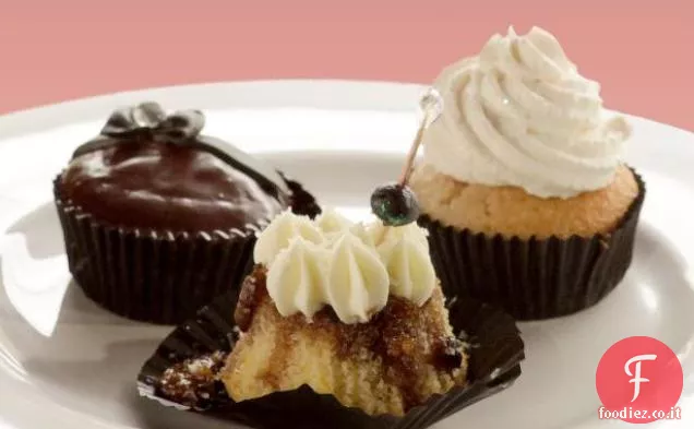 Cupcakes al cioccolato e nocciole alti, fondenti e belli