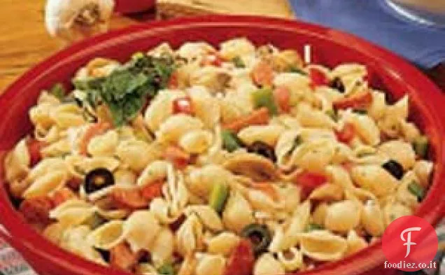 Insalata di pasta italiana con peperoni