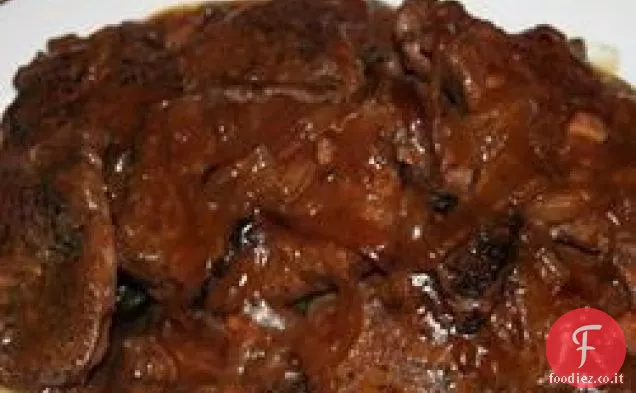 Bistecche di pollo fritte saporite con sugo