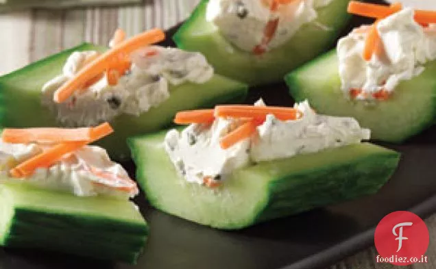 Bocconcini di cetriolo con formaggio cremoso ed erbe aromatiche